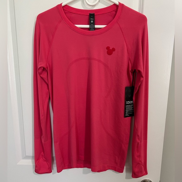 Lululemon Swiftly Tech Long Sleeve 2.0 Disney Hip Length Top Lip Gloss Sz 8 NWT - Picture 1 of 7